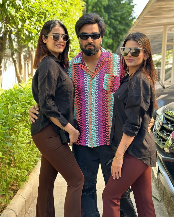 <strong>અરમાન મલિક બંને પત્ની પાયલ અને કૃતિકા સાથે (Armaan Malik and his 2 Wives)</strong><br>યૂટ્યૂબર અરમાન મલિક તેની બંને પત્ની સાથે બિગ બોસ ઓટીટી 3 શોમાં ભાગ લેવાના છે. તે પોતાની બંને પત્નીઓ પાયલ મલિક અને કૃતિકા મલિક સાથે આ શોમાં ભાગ લેવા જઈ રહ્યો છે. આ પહેલી વાર હશે જ્યારે આ પ્રકારની જોડી શોમાં જોવા મળશે. (Photo: @armaan__malik9/)