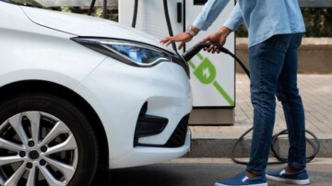 ઇલેક્ટ્રિક વ્હીકલ સુવિધાજનક હોવાની સાથે સાથે જોખમી પણ છે. ગુજરાતમાં સુરતા લિંબિયાત વિસ્તારમાં ઇલેક્ટ્રિક બાઈક આખી રાત ચાર્જિંગમાં મુકતા આગ લાગવાની ગંભીર ઘટના બની છે. ઇ બાઈકમાં આગ લાગતા એક યુવતીનું કરુણ મોત નિપજ્યું. જો તમે ઇલેક્ટ્રિક વ્હીકલ વપારો છો, તો ઇ કાર કે ઇ બાઇકની બેટરી કેટલી ચાર્જ કરવી જોઇએ તેના વિશે સંપૂર્ણ જાણકારી રાખવી જરૂરી છે. (Photo - Freepik)