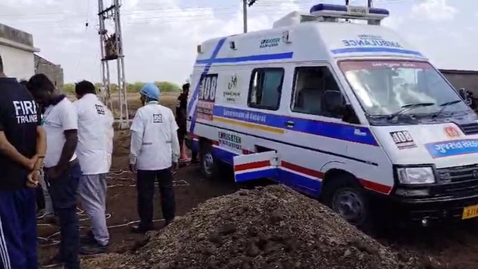 તમને જણાવી દઈએ કે, સૌરાષ્ટ્રમાં માત્ર એક વર્ષમાં બોરવેલમાં બાળક ફસાવવાની આ ચોથી ઘટના સામે આવી છે. ગયા વર્ષે 3 જૂનના રોજ, મધ્યપ્રદેશના ખેતમજૂરની બે વર્ષની બાળકી જામનગર શહેરના પૂર્વ બાજુના તમચણ ગામમાં ખેતરમાં બોરવેલમાં પડી હતી. બચાવકર્મીઓ તેના મૃતદેહને માત્ર 20 ફૂટની ઊંડાઈથી બહાર કાઢી શક્યા હતા. 1 જાન્યુઆરીના રોજ, જામનગર શહેરથી લગભગ 90 કિમી પશ્ચિમે આવેલા દેવભૂમિ દ્વારકા જિલ્લાના પડોશી ગામ રાણમાં એક બે વર્ષની બાળકી ઘરના આગળના યાર્ડમાં આવેલા બોરવેલમાં પડી ગઈ હતી. NDRF ની 6ઠ્ઠી બટાલિયનની આગેવાની હેઠળની સંયુક્ત બચાવ ટીમ દ્વારા લગભગ 35 ફૂટની ઊંડાઈએ ફસાયેલી છોકરીને બોરવેલમાંથી બહાર કાઢવામાં આવી હતી, તે પણ બચી શકી ન હતી. (ફોટો - યસપાલ વાળા)