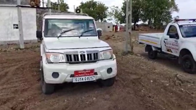 ઘટનાની જાણ વહીવટી તંત્રને થતા મામલતદાર સહિતનો કાફલો ઘટના સ્થળ પર પહોંચી ગયો છે. તંત્ર દ્વારા રેસક્યુ પર સતત નજર રાખવામાં આવી રહી છે. ગામ લોકોને જાણ થતા મોટી સંખ્યામાં લોકો વાડીએ ઉમટી પડ્યા હતા. બધા પરિવારને સાંત્વના સાથે ભગવાનને બાળકીની રક્ષા કરવા પ્રાર્થના કરી રહ્યા છે. (ફોટો - યસપાલ વાળા)