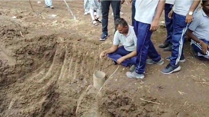 દોઢ વર્ષની બાળકી બોરવેલમાં જીવન મરણ વચ્ચે ઝોલા ખાઈ રહી છે, પરિવારનો જીવ તાળવે ચોંટ્યો છે. ફાયર વિભાગની ટીમે બોરવેલમાં ઓક્સિજન પાઈપ ઉતારી છે, સાથે જેસીબી દ્વારા બોરવેલની પાઈપની બાજુમાં ખાડો ખોદી બાળકી સુધી પહોંચવાનો પ્રયત્ન શરૂ કરવામાં આવ્યો છે. (ફોટો - યસપાલ વાળા)