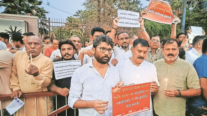 આ બાજુ રાજકોટ ગેમ ઝોન આગ દુર્ઘટના મામલે હાઈકોર્ટના આદેશ બાદ મ્યુનિસિપલ બોડીની ભૂમિકાની તપાસ માટે એક ફેક્ટ ફાઈન્ડિંગ કમિટીની રચના કરવામાં આવી છે. જેમાં રાજ્ય સરકારે ત્રણ આઈએએસ અધિકારી પી સ્વરૂપ (લેન્ડ રિફોર્મ્સ કમિશનર), મનીષા ચંદ્રા (ગ્રામીણ વિકાસ કમિશનર) અને રાજકુમાર બેનીવાલ (ગુજરાત મેરીટાઇમ બોર્ડના વાઇસ ચેરમેન અને ચીફ એક્ઝિક્યુટિવ ઓફિસર) ને તપાસ સોંપી છે. કોર્ટે નિર્દેશ આપ્યો છે કે, તપાસ એક મહિનાની અંદર - 13 જુલાઈ સુધીમાં - પૂર્ણ કરીને કોર્ટને સોંપવામાં આવે. આ દરમિયાન, આરએમસીની કામગીરીનો તપાસ અહેવાલ 4 જુલાઈ સુધીમાં સબમિટ કરવાનો છે.