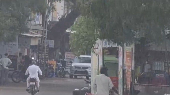 આ બાજુ અમરેલી જિલ્લામાં સતત ત્રીજા દિવસે મેઘરાજા મહેરબાન જોવા મળ્યા છે. તો બાબરા પંથકમાં મેઘરાજાએ અગિયારનું મુહૂર્ત સાચવી લીધુ છે. બાબરાના મારડી, વલારડી, પીર ખીજડિયા, ઈંગોરાલા ગામમાં તો જિલ્લાના ધારી ગીર પંથકમાં જાફરાબાદ કોસ્ટલ બેલ્ટ,લોર ફાચરીયા સહિતના ગામોમાં મેઘરાજાએ ધમાકેદાર મહેર કરી છે.