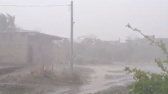 દક્ષિણ ગુજરાતમાં ભરૂચના અંકલેશ્વર, નવસારી સહિત સુરત જિલ્લામાં પણ વરસાદ જોવા મળ્યો છે. આ બાજુ તાપીના વ્યારા પંથકમાં પણ વરસાદી ઝાપટા પડતા વાતાવરણમાં ઠંડક પ્રસરી ગઈ છે. હવામાન વિભાગની આગાહી અનુસાર, વરસાદી માહોલ જામી જતા ખેડૂતોમાં ખુશીની લહેર છવાઈ છે, પરંતુ ઉત્તર ગુજરાતના અનેક જિલ્લાના તાત હજુ સારા વરસાદની રાહ જોઈ રહ્યા છે.