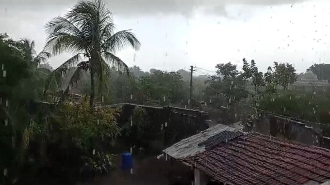 Gujarat Today Latest News 18th June 2024 : ગુજરાતના આજના તાજા સમાચારો વિશે વાત કરીએ તો, રાજ્યમાં સૌરાષ્ટ્ર સહિત દક્ષિણ ગુજરાતમાં વરસાદી માહોલ જામ્યો છે, અરવલ્લીના બાબરામાં ધોધમાર વરસાદ પડ્યો છે, તો સુરત જિલ્લામાં મેઘરાજા ધમાકેદાર બેટીંગ કરી રહ્યા છે. ગાંધીનગરમાં મેયર, ડેપ્યુટી મેયર સહિત સ્ટેન્ડિંગ કમિટી ચેરમેન સહિતના સભ્યોની પસંદગી કરવામાં આવી, તો ગુજરાતની સુરત લોકસભા બેઠક પર બિનહરીફ ચૂંટાયેલા ભાજપ ઉમેદવારને પડકારતી અરજી પર ગુજરાત હાઈકોર્ટમાં સુનાવણી થઈ. આ સિવાય સિક્કિમ પ્રવાસે ગયેલા 30 થી વધુ ગુજરાતીઓ ફસાયા હોવાનું સામે આવી રહ્યું છે, તો રાજકોટ ગેમ ઝોન આગ દુર્ઘટનાની તપાસના ઉચ્ચ ન્યાયલયના આદેશ બાદ પેનલની રચના કરવામાં આવી છે.