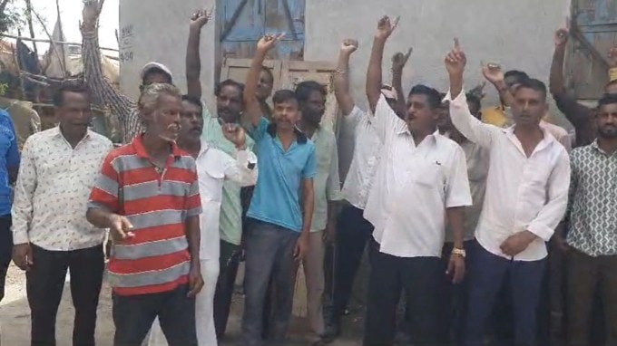 આ બાજુ બગસરામાં સફાઈ કર્મચારીઓએ હડતાળનું શસ્ત્ર ઉગામ્યું હોવાના સમાચાર મળી રહ્યા છે. બગસરા નગર પાલિકાના સફાઈ કર્મચારીઓએ તેમના અનેક પ્રશ્નોની રજીઆત કરી હોવા છતા તંત્ર દ્વારા આંખ આડા કાન કર્યા હોવાના આક્ષેપો કરવામાં આવ્યા છે. કર્મચારીઓના પડતર પ્રશ્નો, તથા 3 મહિનાથી પગાર વિહોણા કર્મચારીઓ હૈયાની વરાળ ઠાલવી રહ્યા છે, તથા તેમના પ્રશ્નોનું તત્કાલિક નિવારણ આવે તેવી માંગ કરી રહ્યા છે.