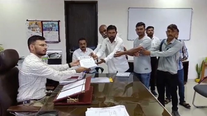 તો જાફરાબાદના બાબરાકોટના ખેડૂતો ખાનગી કંપનીઓના વિરોધમાં કલેક્ટર કચેરીએ આવેદન આપવા પહોંચ્યા હતા. ખેડૂતો ભાજપ નેતા અંબરીશ ડેરની આગેવાનીમાં કલેક્ટર પાસે પહોંચી આવેદન પાઠવ્યું હતું, ખેડૂતોનો પ્રશ્ન છે કે, ખાનગી કંપનીઓ ખેડૂતોની જમીન પ્રશ્ને દાદાગીરી કરી રહી છે, અને ખોટા કેસ કરી ખેડૂતોને પરેશાન કરી રહી હોવાનો આક્ષેપ કરવામાં આવ્યો છે. કલેક્ટરે ખેડૂતોના પ્રશ્નોનું નિવારણ લાવવા પ્રયાસ કરવામાં આવશે તેવું આશ્વાસન આપ્યું છે.