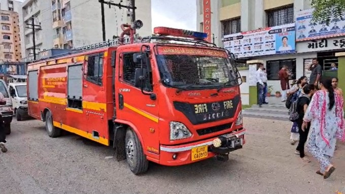 આ બાજુ જામનગરની મોદી સ્કૂલમાં આગ લાગી હોવાની વાતથી થોડા સમય માટે અફરાતફરીનો માહોલ સર્જાયો હતો. જામનગરની મોદી સ્કૂલમાં બેઝમેન્ટમાં આવેલા મીટરમાં આગ ભભૂકી હતી. આ વાતવાયુવેગે ફેલાતા વાલીઓમાં ફફડાટ ફેલાયો હતો. જામનગર મહાનગરપાલિકા ફાયર ટીમે સ્થળ પર જઈ આગ પર કાબુ મેળવી લેતા લોકોએ રાહતનો સ્વાસ લીધો હતો. રાજકોટની ગોજારી ઘટના બાદ લોકોમાં આગને લઈ ભયનો માહોલ સર્જાયેલો છે, જ્યારે તમને જણાવી દઈએ કે, જામનગરની મોદી સ્કૂલમાં આગ લાગી ત્યારે કહેવાય છે કે, 700 વિદ્યાર્થીઓ હતા, જેમને સુરક્ષિત સ્થળે તત્કાલિક ખસેડી દેવામાં આવ્યા હતા.