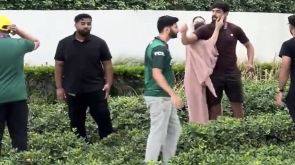 પાકિસ્તાની ક્રિકેટર હારિસ રઉફ વિવાદમાં સપડાયો, એક યુવકને ભારતીય સમજી મારવા પહોંચ્યો, જુઓ Video પાકિસ્તાની ક્રિકેટર હારિસ રઉફ વિવાદમાં સપડાયો, એક યુવકને ભારતીય સમજી મારવા પહોંચ્યો, જુઓ Video