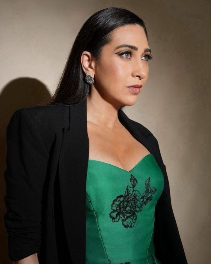 કરિશ્મા કપૂર બોલીવુડ ખુબજ જાણીતી અભિનેત્રી છે. એકટ્રેસે ઘણી હિટ ફિલ્મો આપી છે. આજે 25 જૂને તેનો 50મો જન્મદિવસ ઉજવી રહી છે. તેનો જન્મ 25 જૂન 1974 એ મુંબઈમાં કપૂર પરિવારમાં થયો હતો. કરિશ્મા કપૂર બબીતા ​​અને રણધીર કપૂરની પુત્રી અને કરીના કપૂરની મોટી બહેન છે જે મુખ્યત્વે હિન્દી ફિલ્મોમાં કામ કરે છે.  