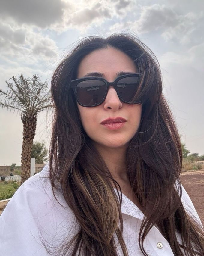  કરિશ્મા કપૂર સૌથી લોકપ્રિય અને સૌથી વધુ કમાણી કરનાર અભિનેત્રીઓમાંની એક છે, તેને  રાષ્ટ્રીય ફિલ્મ પુરસ્કાર અને ચાર ફિલ્મફેર પુરસ્કારો સહિત અનેક એવોર્ડ મળ્યા છે. કપૂરે 1991માં ફિલ્મ 'પ્રેમ કૈદી'થી અભિનયની શરૂઆત કરી હતી અને ત્યારબાદ જિગર (1992), અનારી (1993), અંદાજ અપના અપના (1994), રાજા બાબુ (1994), કુલી નં. 1 સહિત અનેક બોક્સ ઓફિસ હિટ ફિલ્મોમાં મુખ્ય મહિલાની ભૂમિકા ભજવી હતી.