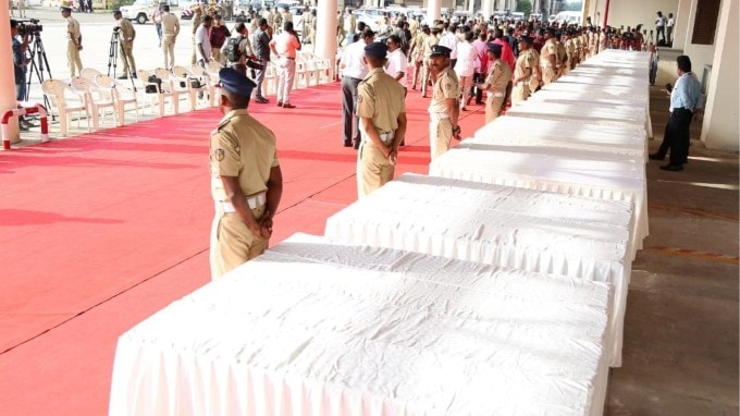 વિદેશ રાજ્ય મંત્રી કીર્તિ વર્ધન સિંહે કુવૈતની મુબારક અલ કબીર હોસ્પિટલની પણ મુલાકાત લીધી, જ્યાં આગની ઘટનામાં ઘાયલ સાત ભારતીયોની સારવાર ચાલી રહી છે. તેમણે તેમની સુખાકારી વિશે પૂછપરછ કરી અને તેમને ભારત સરકાર તરફથી સંપૂર્ણ સહયોગની ખાતરી પણ આપી. (Express photo - Nitin RK)