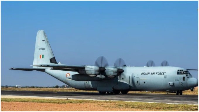 આ સિવાય આ એરક્રાફ્ટ ખરબચડી જમીન પર પણ લેન્ડિંગ કરવામાં સક્ષમ છે. હર્ક્યુલસ એરક્રાફ્ટ 643 કિલોમીટરની ઝડપે ઉડી શકે છે અને એક સમયે 7000 કિલોમીટર સુધીની મુસાફરી કરી શકે છે. કુવૈતથી ભારતનું અંતર લગભગ 5100 કિલોમીટર છે. આવી સ્થિતિમાં પ્લેન એક જ વારમાં કુવૈત જઈ શકે છે. (Express photo - Nitin RK)