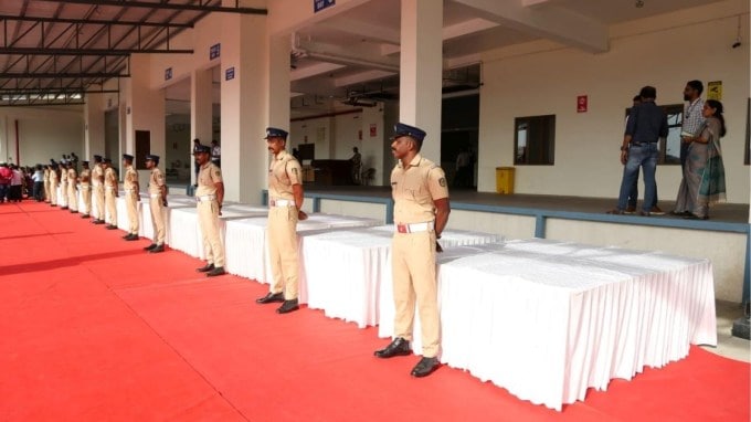 Kuwait fire tragedy : કુવૈતમાં ભીષણ આગમાં હોમાયેલા ભારતીય મજૂરોના મૃતદેહોને વતન લાવવા માટે એરફોર્સનું હર્ક્યુલસ વિમાન કુવૈત જવા માટે રવાના થયું છે. તો બીજી તરફ કોચી ઈન્ટરનેશનલ એરપોર્ટ ઉપર મૃતદેહોને રિસિવ કરવા માટે તડામાર તૈયારીઓ ચાલી રહી છે. એરપોર્ટ ઉપર મોટી સંખ્યામાં એમ્બ્યુલન્સનો કાફલો પણ ખડકી દેવામાં આવ્યો છે. આ ઉપરાંત પોલીસનો મોટો કાફલો પણ એરપોર્ટ ઉપર હાજર છે. કુવૈતમાં આગની ઘટનામાં 45 ભારતીય મજૂરોના મોત થયા છે. (Express photo - Nitin RK)