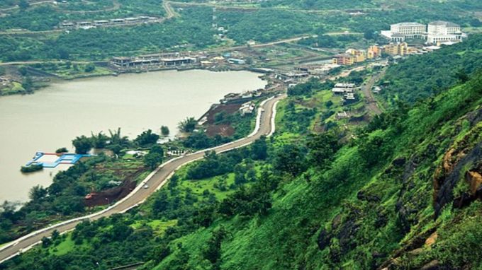 <strong>લવાસા (Lavasa)</strong><br>લવાસા પુણે નજીક આવેલું એક હિલ સ્ટેશન છે, જેની ડિઝાઇન ઇટાલીના શહેર પોર્ટોફિનોથી પ્રેરિત છે. પરંતુ અહીંના રસ્તા અને સુંદર સવાર-સાંજ જોઈને તમારું મન પ્રસન્ન થઈ જશે. ઉપરાંત તમે અહીં ઘણી એક્ટિવિટી કરી શકો છો. તો જો તમે વરસાદની ઋતુમાં ક્યાંક ફરવા જવાનું વિચારી રહ્યા છો તો તમે આ સ્થળોની પસંદગી કરી શકો છો. (Image: Wikimedia)