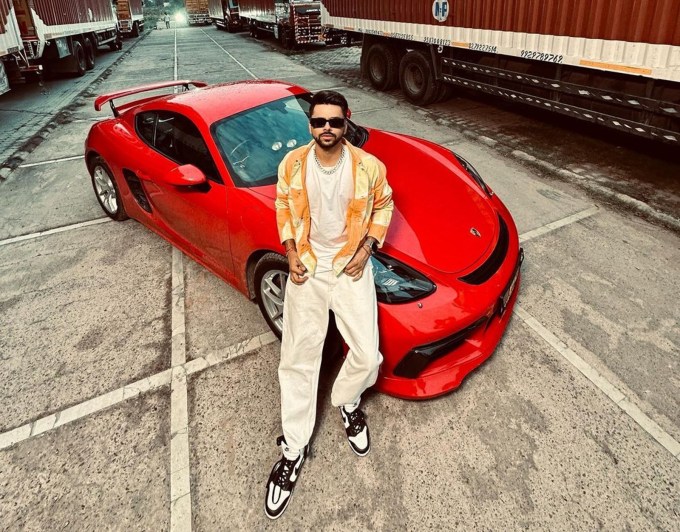 <strong>લવ કટારિયા (Luv Kataria)</strong><br>લવ કટારિયા પણ બિગ બોસ ઓટીટી 3 કન્ટેસ્ટન્ટમાં સામેલ છે. લવ કટારિયા એક યુટ્યુબર, મોડેલ, એક્ટર અને બિઝનેસમેન છે, જે પોતાની ચેનલ પર મજેદાર વીડિયો અને વ્લોગ્સ બનાવવા માટે ફેમસ છે. પોતાની કોલેજના બીજા વર્ષ દરમિયાન દિલ્હીમાં ફિલ્માવવામાં આવેલા કેટલાક વીડિયો વાયરલ થયા બાદ તેણે પોતાની ચેનલ શરૂ કરી હતી. (ફોટો સોર્સઃ @corrupt_tuber/ઈન્સ્ટાગ્રામ)