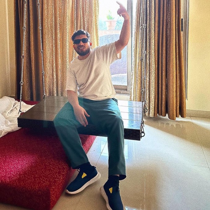 <strong>નાઇઝી (Naezy)</strong><br>બિગ બોસ ઓટીટી 3ના કન્ટેસ્ટન્ટમાં રેપર નાઇઝી' નામ પણ સામેલ છે. નાવેદ શેખ ઉર્ફ નાઇઝી મુંબઇનો એક રેપર છે જે પોતાની સ્ટ્રીટ હિપ-હોપ સ્ટાઇલ માટે જાણીતો છે. તેના હિટ ગીતોમાં રસ્તા મુશ્કિલ, અસલ હસ્ટલ, હક હઇ, તહેલકા, આઝાદ હૂં મૈં, મેરે ગલી મેં નો સમાવેશ થાય છે. રણવીર સિંહ અને આલિયા ભટ્ટ સ્ટારર ફિલ્મ ગલી બોય તેની રિયલ લાઈફ પર આધારિત હતી. (Photo: naezythebaa)