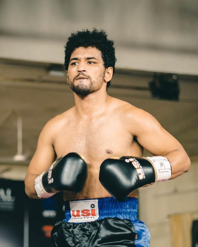 <strong>નીરજ ગોયત (Neeraj Goyat)</strong><br>બિગ બોસ ઓટીટી 3 સીઝનના કન્ફર્મ સ્પર્ધકોની યાદીમાં સ્પોર્ટસ મેન નીરજ ગોયતનું નામ પણ સામેલ છે. નિરાજે આંતરરાષ્ટ્રીય સ્તરે ભારતનું પ્રતિનિધિત્વ કર્યું છે. હરિયાણાના બોક્સર અને મિક્સ્ડ માર્શલ આર્ટિસ્ટ નીરજ ફિલ્મ આરઆરઆર, મુક્કાબાઝ, તૂફાન અને ઘણી તેલુગુ ફિલ્મોમાં પણ જોવા મળ્યા છે. (Photo: Neeraj Goyat/Facebook)