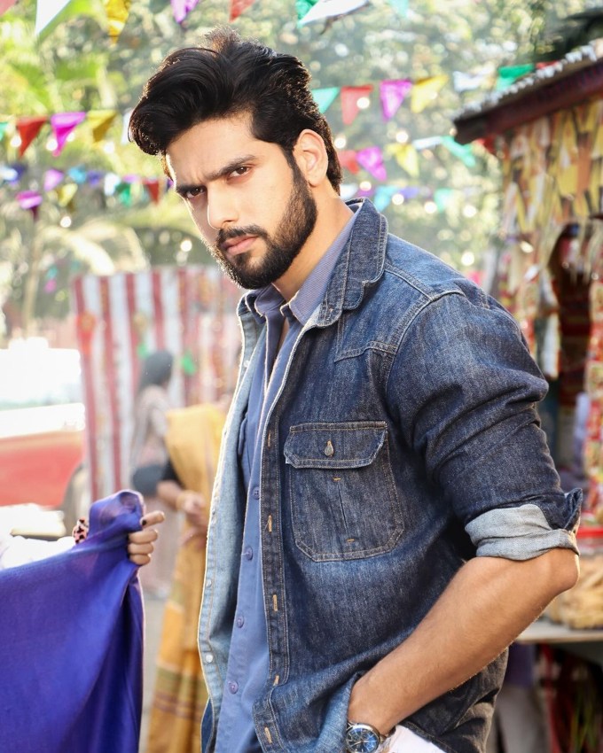 <strong>સાઈ કેતન રાવ (Sai Ketan Rao)</strong><br>ફેમસ ટીવી એક્ટર સાઈ કેતન રાવ બિગ બોસ ઓટીટી 3 સીઝનમાં કન્ટેસ્ટન્ટ તરીકે આવી રહ્યા છે. ટીવી શો મહેંદી હૈ રચને વાલી માટે પ્રખ્યાત થયેલા સાઈ કેતન રાવ ચાસની અને ઇમલી જેવા શોની સાથે ઘણા તેલુગુ ટીવી શો અને ફિલ્મોમાં પણ જોવા મળ્યો છે. સાઈ કેતન રાવને એક્ટિંગ ઉપરાંત બોક્સિંગ પણ આવડે છે, તેણે સ્ટેટ લેવલે બોક્સિંગ ટુર્નામેન્ટમાં ભાગ લીધો છે. (Photo: @saiketanrao)