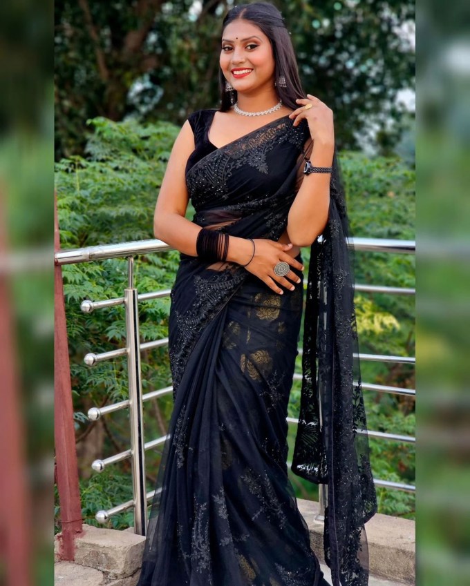 <strong>શિવાની કુમારી (Shivani Kumari)</strong><br>શિવાની કુમારી સોશિયલ મીડિયા ઈન્ફ્લુએન્સર છે. જે પોતાના ડાન્સ અને કોમેડી વીડિયોથી લોકોનું મનોરંજન કરે છે. ઉત્તર પ્રદેશના ગામડાની આ છોકરી તેની માતા અને બહેનો સાથે ગામઠી ભાષામાં ગામડાનું જીવન રજૂ કરવા માટેજાણીતી છે. તે બાલમા અને શોર નામના બે આલ્બમ શોમાં પણ જોવા મળી છે. (Photo: @shivani__kumari321/instagram)