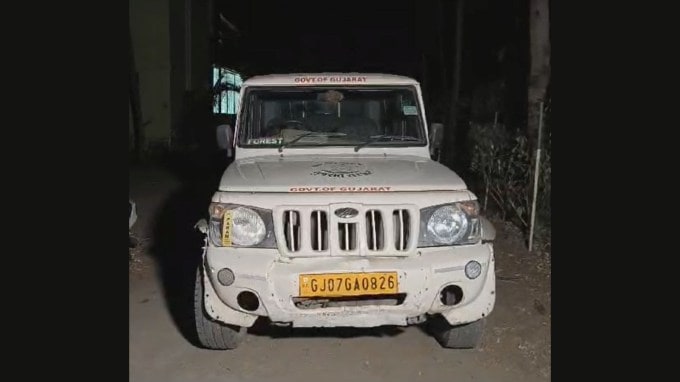 અમદાવાદમાં રખડતા ઢોર પકડવા ગયેલા અધિકારી પર હુમલો : શહેરમાં રખડતા ઢોર પકડવા ગયેલા અમદાવાદ મ્યુનિસિપલ કોર્પેરેશનના અધિકારી પર અજાણ્યા શખ્સોએ હુમલો કર્યો હતો. મળતી માહિતી મુજબ એલિસબ્રિજ પોલીસ સ્ટેશન વિસ્તારમાં રખડતા ઢોર પકડવા ગયેલી ટીમના લીડર, કિરમ બરંડા પર 4-5 અજાણ્યા શખ્સોએ હુમલો કર્યો હતો, જેમાં અધિકારી ગંભીર રીતે ઈજાગ્રસ્ત થતા વીએસ હોસ્પિટલમાં તમને સારવાર માટે ખસેડવામાં આવ્યા છે. કોર્પોરેશને કહ્યું પોલીસ સ્ટેશનમાં ફરિયાદ નોંધાવવામાં આવશે. (પ્રતિકાત્મક તસવીર)