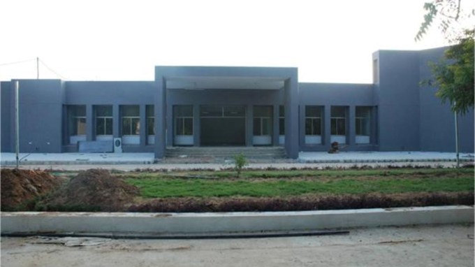 ગુજરાત મોનસૂન એલર્ટ બેઠક : રાજ્યમાં ચોમાસુ શરૂ થતા ભારે વરસાદ અને પૂર જેવી ઈમરજન્સી પૂર્વે તકેદારીના ભાગરૂપે ગાંધીનગરના સ્ટેટ ઇમરજન્સી ઓપરેશન સેન્ટર-ગાંધીનગર ખાતે વેધર વોચ ગૃપની બેઠક યોજાઇ હતી, જેમાં પૂર જેવી સ્થિતિમાં એનડીઆરએફની તૈયારી, સિંચાઈ વિભાગ દ્વારા જળાશયોની સ્થિતિ, ઈસરો દ્વારા સેટેલાઈટથી હવામાન પર નજર અને હવામાન વિભાગ દ્વારા આગાહી, સહિત કૃષિ વિભાગ, ફોરેસ્ટ, જી.એમ.બી., ઊર્જા, માર્ગ અને &nbsp;મકાન, GSRTC, યુ.ડી.ડી, પંચાયત, પશુપાલન, શિક્ષણ, ICDS વિભાગના અધિકારીઓની સંયુક્ત બેઠક થઈ હતી.