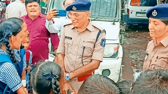 સુરત કોર્પોરેશન દ્વારા ફૂડ ચેકિંગ અભિયાન : સુરત મ્યુનિસિપલ કોર્પોરેશન (SMC) ના ફૂડ એન્ડ ડ્રગ્સ વિભાગના અધિકારીઓ સાથે પોલીસે વિદ્યાર્થીઓને વેચવામાં આવતા ભેળસેળયુક્ત ખોરાક અથવા નાસ્તાની તપાસ કરવા માટે સુરતમાં શાળાઓ અને કોલેજોની બહાર ખાદ્યપદાર્થોની દુકાનોની ઓચિંતી તપાસ હાથ ધરી હતી. સૂત્રોએ જણાવ્યું હતું કે, ઉમરા, વેસુ, પાલ, અડાજણ, અલથાણ, ખટોદરા, અઠવા, રાંદેર, અમરોલી, ઉત્તરણ, પાંડેસરા, સચિન અને જહાંગીપુરા પોલીસ અધિકારક્ષેત્ર હેઠળ આવતી 62 શૈક્ષણિક સંસ્થાઓની બહારના 129 ફૂડ આઉટલેટ્સની તપાસ કરવામાં આવી હતી. તંત્રએ ફૂડના નમૂનાઓ એકત્રિત કર્યા.