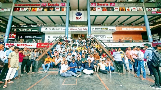 સુરત કાપડ વેપારી વિરોધ : સુરતના મિલેનિયમ 2 ટેક્સટાઇલ માર્કેટમાં સેંકડો કાપડના વેપારીઓએ 28 મેથી ધંધામાં નુકસાન સહન કર્યા પછી વિરોધ કર્યો હતો, જ્યારે સુરત મ્યુનિસિપલ કોર્પોરેશન (SMC) એ બિલ્ડીંગ યુઝ પરમિશન (BUP) પ્રમાણપત્ર ન હોવાના કારણે બજારને સીલ કર્યું હતું . આંદોલન બાદ, માર્કેટના બિલ્ડર વસંત ગજેરા એસએમસીને બાંયધરી આપવા સંમત થયા કે આગામી 15 થી 20 દિવસમાં, તેઓ મિલેનિયમ 2 માટે BUP મેળવવાની પ્રક્રિયા શરૂ કરશે.