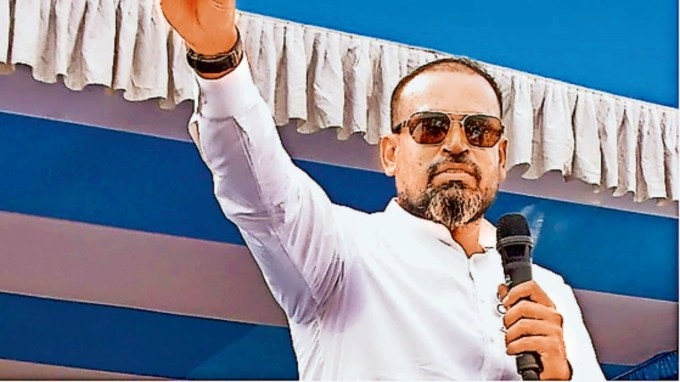 યુસુફ પઠાણ દ્વારા વીએમસી જમીન પર દબાણનો મામલો : વડોદરા મ્યુનિસિપલ કોર્પોરેશનની જમીન પર પૂર્વ ક્રિકેટર અને ટીએમસી સાંસદ યુસુફ પઠાણ દ્વારા અતિક્રમણ (દબાણ) કર્યું હોવાની નોટિસને ગુજરાત હાઈકોર્ટમાં પડકારવામાં આવી હતી, જેના પર હાઈકર્ટે સુનાવણી કરતા મૌખિક ટિપ્પણી કરી કે, "(VMCનો) નિર્ણય તમને ક્યારેય (લેખિતમાં) જણાવવામાં આવ્યો ન હતો. તમને (ઠરાવની) નકલ આપવામાં આવી ન હતી. (આવા કિસ્સામાં) તેમણે નોટિસ આપી છે. શું તમારી તરફેણમાં કોઈ અધિકાર રહે છે? યુસુફ પઠાણના વકીલે ઓઝાએ કહ્યું કે, આ રાજકીય હસ્તક્ષેપ છે, VMC દ્વારા અતિક્રમણ દૂર કરવાની નોટિસ ચૂંટણી પરિણામોના થોડા દિવસો પછી જ આપવામાં આવી હતી, VMC દ્વારા દરખાસ્ત મંજૂર થયાના 10 વર્ષ પછી. તો જસ્ટિસ વિશને વધુમાં કહ્યું હતું કે, "10 વર્ષ પછી કદાચ અધિકાર ખતમ થઈ ગયો છે અને ઉપાય પણ ખતમ થઈ ગયો છે, તમે તમારો અધિકાર બતાવો નહીંતર કોર્ટ આ અરજી પર ધ્યાન આપવા ઈચ્છતી નથી."