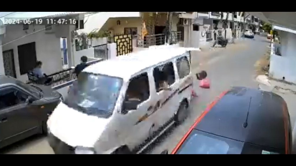 Vadodara School Van Accident CCTV Video - 1