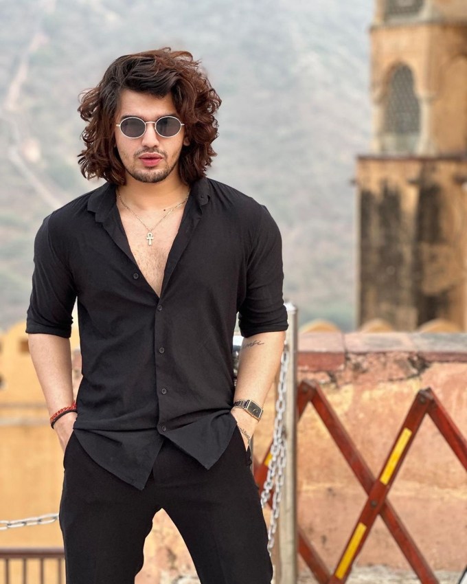 <strong>વિશાલ પાંડે (Vishal Pandey)</strong><br>બિગ બોસ ઓટીટી 3 સ્પર્ધકમાં સોશિયલ મીડિયા ઈન્ફ્લુએન્સર વિશાલ પાંડે પણ સામેલ છે. વિશાલ ત્યારે ચર્ચામાં આવ્યો જ્યારે ભારતમાં ટિકટોક યુગ હતો અને આજે પણ તે ઇન્સ્ટાગ્રામ રીલ્સ દ્વારા ખ્યાતિ મેળવી રહ્યો છે. આ ઉપરાંત તે ઘણા મ્યુઝિક વીડિયોમાં પણ જોવા મળ્યો છે, જેમાં રૂલા કે ગયા ઇશ્ક તેરા અને તુ ભી રોએગા લોકપ્રિય છે. વિશાલ પાંડેના ઇન્સ્ટાગ્રામ પર લગભગ 9 મિલિયન ફોલોઅર્સ છે. (Photo: @vishalpandey_21)