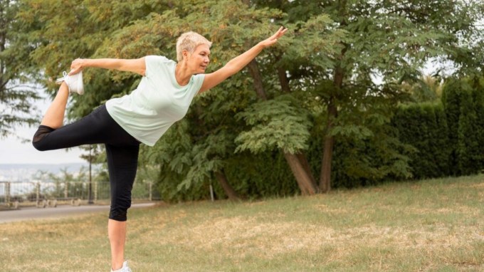 65 વર્ષથી વધુ ઉંમરના લોકોએ કેટલો સમય કસરત કરવી જોઈએ - મોટી ઉંમરના વયસ્કોએ ઓછામાં ઓછા 150 મિનીટ એટલે કે અઢી કલાકની કસરત કરવી જોઈએ. તે પણ મધ્યમ તીવ્રતાવાળી કસરત 300 મિનિટ સુધી કરો. ઓછામાં ઓછી 75-150 મિનિટ સુધી એરોબિક કસરત જોરશોરથી કરો. આ રીતે તમે કસરત કરીને ઘણી સમસ્યાઓથી બચી શકો છો અને શરીરના ઘણા ભાગોને સ્વસ્થ રાખી શકો છો. (ફોટો ક્રેડિટ - ફ્રીપીક)