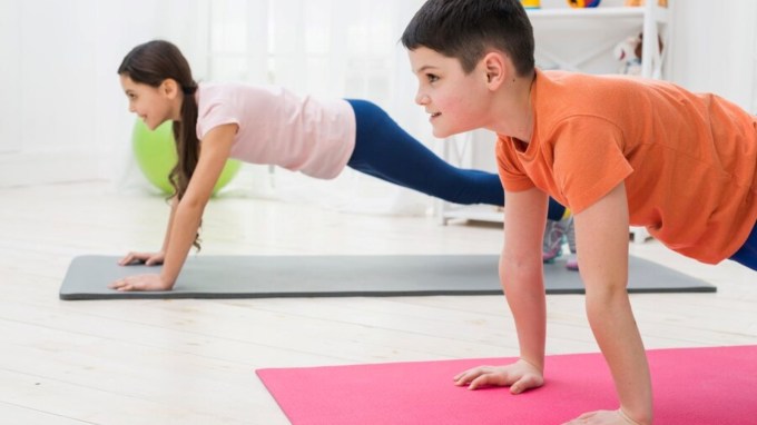 5 થી 17 વર્ષના બાળકો અને કિશોરોએ કેટલો સમય કસરત કરવી જોઈએ - 5 થી 17 વર્ષના બાળકોએ ઓછામાં ઓછી 60 મિનિટ એટલે કે 1 કલાક કસરત કરવી જ જોઇએ. તમારે માત્ર એવું કરવાનું છે કે, દરરોજ 60 મિનીટ મધ્યમથી તીવ્ર ગતીમાં એરોબિક કસરત જેવી કે ઝડપી ચાલવું અને સાયકલ ચલાવ વગેરે. અઠવાડિયામાં 3 દિવસ આમ કરવું જરૂરી છે. આ સ્નાયુઓને મજબૂત બનાવે છે અને હાડકાંના સ્વાસ્થ્યને યોગ્ય રાખે છે. (ફોટો ક્રેડિટ - ફ્રીપીક)