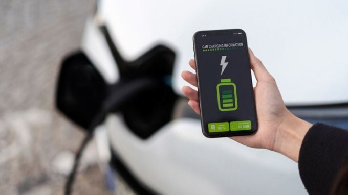 <strong>ઇલેક્ટ્રિક વ્હીકલ બેટરી કેટલ ચાર્જ કરવી?</strong><br>ઇલેક્ટ્રિક વ્હીકલમાં બેટરી સૌથી મહત્વપૂર્ણ પાર્ટ્સ છે. ઇ કાર કે ઇ બાઈકને જરૂર કરતા વધારે બેટરી ચાર્જ કરવી જોઇએ નહીં. ઈ વ્હીકલનું બેટરી ચાર્જિંગ મહદંશે સ્માર્ટફોનની બેટરી સાથે મેળ ખાય છે. આથી ઇલેક્ટ્રિક વ્હીકલનું બેટરી ક્યારેય 100 ટકા ફુલ ચાર્જ કરવી નહીં. મોટાભાગના ઇ વ્હીકલમાં આવતી લિથિયમ આયન બેટરી 30 થી 80 ટકા ચાર્જ હોય ત્યાં સુધી શ્રેષ્ઠ દેખાવ કરે છે. બેટરી સતત સંપૂર્ણ ક્ષમતા પર ચાર્જ કરવા પર બેટરી પર વધારાનું દબાણ આવે છે, જે નુકસાનકારક છે. (Photo - Freepik)