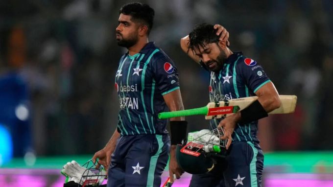 <strong>ટી 20 વર્લ્ડ કપ 2021 - ભારતની પ્રથમ હાર</strong><br>આ ટૂર્નામેન્ટનું આયોજન 2021માં યુએઈમાં થયું હતું. સતત પાંચ હારનો સામનો કરી ચૂકેલા પાકિસ્તાને ઈતિહાસ પલટી નાખ્યો હતો. પાકિસ્તાને ટી 20 વર્લ્ડ કપના ઈતિહાસમાં પહેલી વખત ભારત સામે વિજય મેળવ્યો હતો. ભારતે પ્રથમ બેટિંગ કરતા 7 વિકેટે 157 રન બનાવ્યા હતા. જવાબમાં પાકિસ્તાન એકપણ વિકેટ ગુમાવ્યા વિના મેચ જીતી લીધી હતી.  (તસવીર - સોશિયલ મીડિયા)