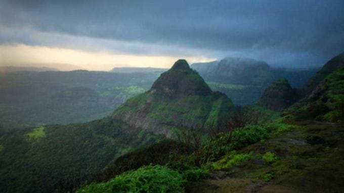 <strong>લોનાવાલા (Lonavala)</strong><br>લોનાવાલા ગુફાઓનું શહેર અને સહ્યાદ્રીનું ઘરેણું જેવા ઉપનામ તરીકે પ્રખ્યાત છે. કારણ કે આ હિલ સ્ટેશન કેટલીક ખૂબ જ જોવાલાયક લીલીછમ ખીણ, ગુફાઓ અને શાંત તળાવોનું શહેર છે. ચોમાસાના વરસાદની ઋતુમાં લોનાવાલાની સુંદરતા જોઇ પ્રવાસીઓ અત્યંત ખુશ થઇ જાય છે. (Image: Maharashtra Tourism)