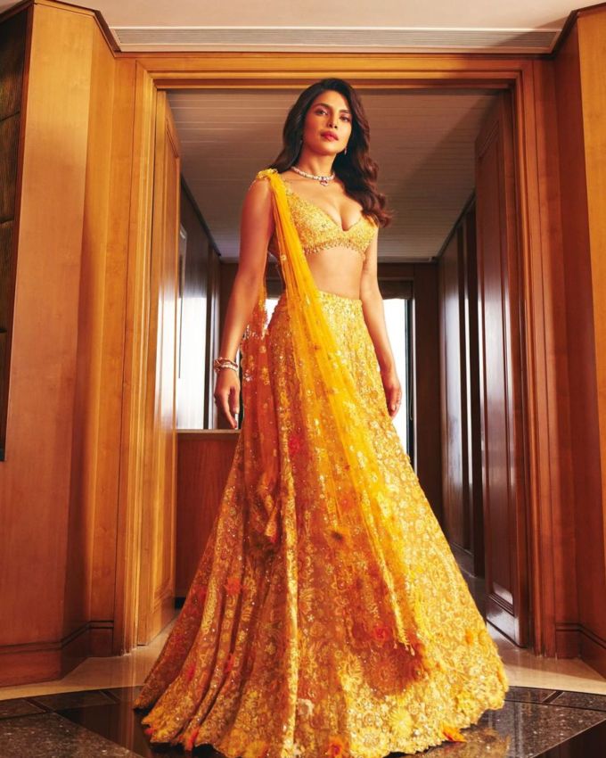 દેશી ગર્લ તરીકે ઓળખાતી પ્રિયંકા ચોપરા બૉલીવુડની જાણીતી એકટ્રેસ છે. તે એકટ્રેસ એક પ્રોડ્યુસર પણ છે.પ્રિયંકા મિસ વર્લ્ડ 2000 સ્પર્ધાની વિજેતા છે. તે ભારતની ભારતની સૌથી વધુ કમાણી કરનાર અભિનેત્રીઓમાંની એક છે તેણે બે રાષ્ટ્રીય ફિલ્મ પુરસ્કારો અને પાંચ ફિલ્મફેર પુરસ્કારો સહિત અસંખ્ય સિદ્ધિઓ હાંસિલ કરી છે.