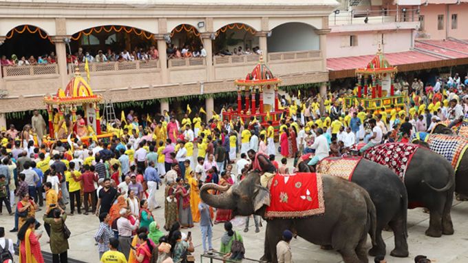 <strong>અમદાવાદ રથયાત્રા અને કોમી રમખાણ</strong><br>અમદાવાદ રથયાત્રા કોમી એખલાસ અને સૌહાર્દનું પ્રતિક માનવામાં આવે છે. અમદાવાદની રથયાત્રાનો કુલ રૂટ 16 કિમી લાંબો છે. રૂટ દરમિયાન ઘણા મુસ્લિમ વિસ્તાર માંથી રથયાત્રા પસાર થાય છે. જો કે રથયાત્રા દરમિયાન કેટલીક વખત અનિચ્છનિય ઘટના બની છે. વર્ષ 1946માં બે સમુદાયો વચ્ચે કોમી રમખાણ થયા. કોમી રમખાણ રોકવામાં બે હિન્દુ - મુસ્લિમ મિત્ર વસંતરાવ હેગિષ્ટે અને રજબ અલી લાખાણીએ શહીદી વહોરી હતી. વર્ષ 1985માં તત્કાલિન સરકારે રથયાત્રા યોજવા મંજૂરી આપી નહીં જો કે સરજુપ્રસાદ નામના હાથીએ આડશ માટે મૂકેલી પોલીસવાન સૂંઢ વડે ધક્કો મારી હટાવી દીધી હતી. તો 1993માં રથયાત્રા પર હોઇ ગોળીબાર ન કરે તેની માટે બુલેટપ્રુફ કાચ લગાડવામાં આવ્યા હતા. (Photo: jagannathjiahd.org)