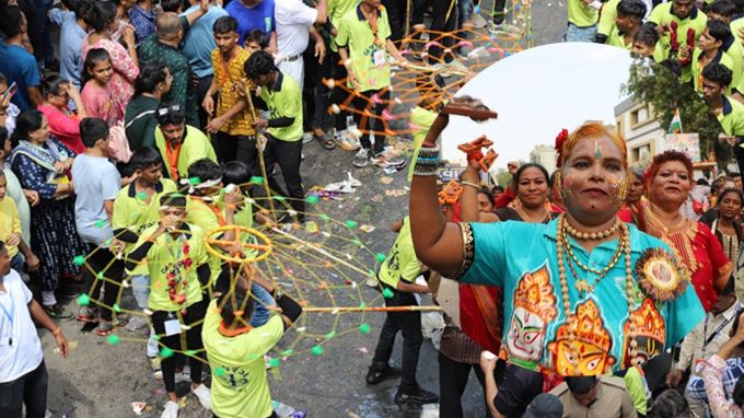 <strong>અમદાવાદ રથયાત્રા ભક્તિ અને આનંદ - ઉલ્લાસનો પર્વ</strong><br>અમદાવાદ રથયાત્રા ધાર્મિક તહેવારની સાથે સાથે ભક્તિ, આનંદ અને ઉલ્લાસનો પર્વ બની રહે છે. રથયાત્રામાં સૌથી આગળ ગજરાજ હોય છે. મોટી સંખ્યામાં શણગારેલા ટ્રક, ભજન મંડળીઓ, અખાડાના કુસ્તીબાજો રથયાત્રામાં જોડાય છે. (Photo: jagannathjiahd.org)