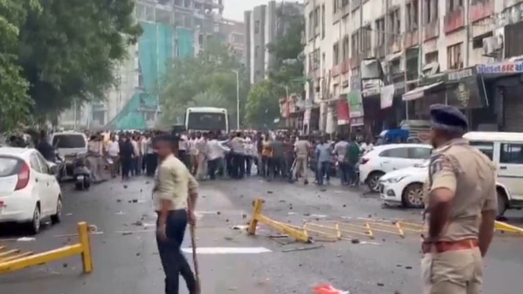 અમદાવાદ પથ્થરમારાનો કેસ : કોર્ટે 5 કોંગ્રેસી કાર્યકરોને જામીન આપવાનો કર્યો ઇનકાર, ‘વીડિયોમાં સ્પષ્ટ છે, હુમલો કર્યો છે’ અમદાવાદ પથ્થરમારાનો કેસ : કોર્ટે 5 કોંગ્રેસી કાર્યકરોને જામીન આપવાનો કર્યો ઇનકાર, ‘વીડિયોમાં સ્પષ્ટ છે, હુમલો કર્યો છે’