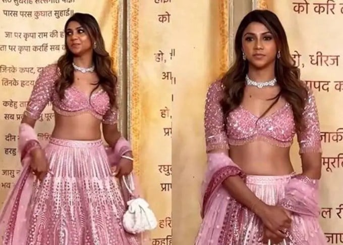 અંશુકા મંગલ ઉત્સવ સમારોહમાં ગુલાબી સિક્વિન સ્ટેરી લોન્ગા પહેરીને પહોંચી હતી જેમાં સફેદ દોરો વર્ક હતો. આ સાથે તેણે ડીપ નેકલાઇન ચોલી પહેરી છે. (@viralbhayani/Insta)