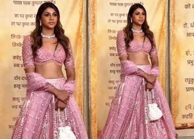 અભિનેત્રીએ આ ગુલાબી લહેંગા સાથે ડાયમંડ જ્વેલરી પહેરી હતી. અંશુકા ડાયમંડ ચોકર, ઇયરિંગ્સ અને બ્રેસલેટ પહેરીને ખૂબ જ સ્ટાઇલિશ લાગી રહી હતી, તેની સાથે તેણે સિક્વિન વર્કવાળી સફેદ રંગની બેગ પણ પહેરી હતી. (@viralbhayani/Insta)