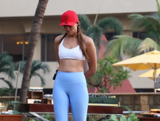 આ સિવાય અંશુકા જેકી શ્રોફ, દીપિકા પાદુકોણ, રકુલ પ્રીત સિંહ, અનન્યા પાંડે અને હુમા કુરેશી જેવા પ્રખ્યાત બોલિવૂડ કલાકારો માટે યોગ ટ્રેનર રહી ચૂકી છે. (@Anshuka Yoga/FB)