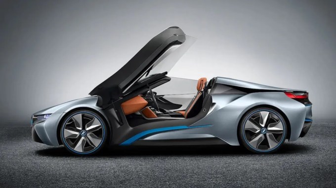 <strong>બીએમડબ્લ્યુ આઈ8 (BMW i8)</strong><br>હાઇબ્રિડ કાર એ એક લાંબી મજલ કાપી છે અને બીએમડબલ્યુ આઇ8 તેની આકર્ષક ડિઝાઇન, દરવાજા અને હાઇબ્રિડ એન્જિનને કારણે સૌથી અલગ તરી આવે છે. બીએમડબલ્યુ આઇ8ની કિંમત 2.62 કરોડ રૂપિયા હતી, જે એક્સ-શોરૂમ હતી અને તેમાં ત્રણ સિલિન્ડરવાળું 1.5-લિટર એન્જિન હતું, જેમાં હાઇબ્રિડ સિસ્ટમ હતી જે 228 બીએચપી અને 320 એનએમ ટોર્ક ઉત્પન્ન કરે છે. (Image: Social Media)
