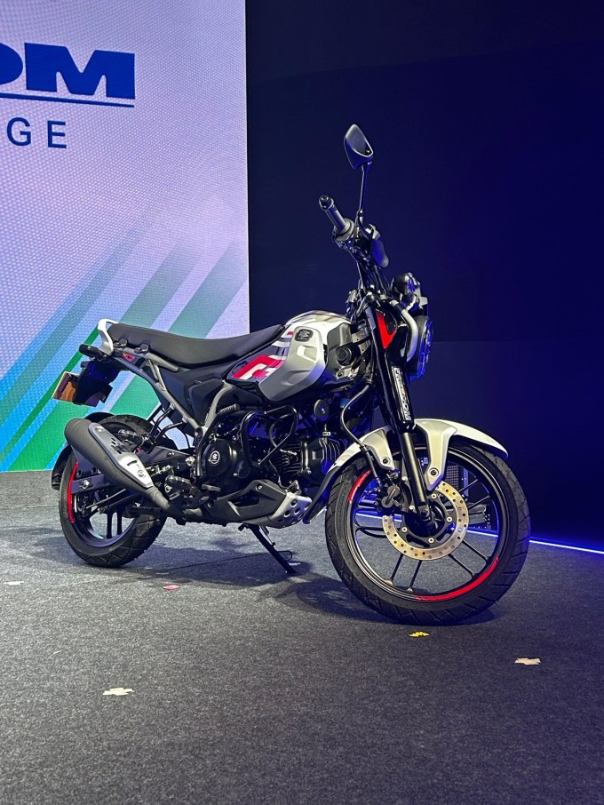 <strong>બજાજ ફ્રીડમ 125 સીએનજી બાઈક માઈલેજ</strong><br>બજાજ ફ્રીડમ 125 સીએનજી બાઈકમાં 2 કિમીની સીએનજી ટેન્ક અને 2 લિટરની પેટ્રોલ ટેન્ક આપવામાં આવી છે. કંપનીએ દાવો કર્યો છે કે, આ બાઈક 1 કિમી સીએનજીમાં 102 કિમી માઈલેજ આપે છે. તો બાઈક 1 લિટર પેટ્રોલમાં 67 કિમી દોડશે. આમ સીએનજી અને પેટ્રોલ બંને ટેન્ક ફુલ હશે તો બજાજ ફ્રીડમ 125 બાઈક કૂલ 330 કિમી માઈલેજ આપશે. 8000 RPM પર આ બાઈક 9.5 પીએસના મેક્સિમમ પાવર અને 6000 RPM પર 9.7 ન્યૂટન મીટરનું ટોર્ક જનરેટ કરે છે. (Photo: Social Media)