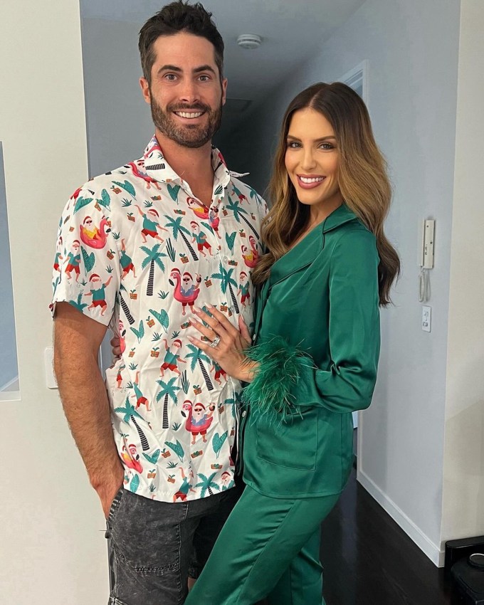 <strong>બેન કટિંગ અને એરિન હોલેન્ડ (Ben Cutting wife Erin Holland)</strong><br>ઓસ્ટ્રેલિયન ઓલરાઉન્ડર બેન કટિંગ સાથેની મુલાકાત વિશે, બિગ બેશ લીગના ભૂતપૂર્વ પ્રસ્તુતકર્તા એરિન હોલેન્ડે 2021 માં સિડની હેરાલ્ડને જણાવ્યું હતું કે, "હું 2014 ના અંતમાં ઇન્સ્ટાગ્રામ પર મારા પતિ, ક્રિકેટર બેન કટિંગને મળી હતી. શરૂઆતમાં અમે ડીએમ (ડાયરેક્ટ મેસેજ) દ્વારા સંપર્કમાં આવ્યા. તે ખૂબ જ અનૌપચારિક અને મૈત્રીપૂર્ણ વાતચીત હતી …. અમે સત્તાવાર રીતે 2015માં ડેટિંગ શરૂ કરી હતી અને ગયા ફેબ્રુઆરીમાં લગ્ન કર્યા હતા. બેન કટિંગ અને એરિન હોલેન્ડે સપ્ટેમ્બર 2019માં સગાઈ કરી હતી, પરંતુ કોરોના મહામારીના કારણે લગ્નમાં વિલંબ થયો હતો. (Image: Erin Holland)