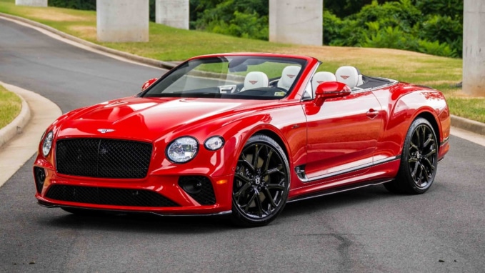 <strong>બેન્ટલી કોન્ટિનેન્ટલ જીટીસી (Bentley Continental GTC)</strong><br>અનંત અંબાણી અને રાધિકા મર્ચન્ટના કાર કલેક્શનની શરૂઆત ખૂબ જ વૈભવી બેન્ટલી કોન્ટિનેન્ટલ જીટીસી સાથે થાય છે. રોલ્સ રોયસ ડ્રોપ હેડની માલિકી ઉપરાંત, બેન્ટલે અનંત અંબાણી અને રાધિકા મર્ચન્ટની સગાઈ પર મુકેશ અને નીતા અંબાણી તરફથી ભેટ તરીકે મળી છે. ભારતમાં જીટીસીની કિંમત 3.71 કરોડ રૂપિયા હતી અને રેન્જ-ટોપિંગ વેરિઅન્ટમાં 6.લિટર ડબલ્યુ 12 એન્જિન આપવામાં આવ્યું હતું જે 626 બીએચપી અને 820 એનએમ ટોર્ક જનરેટ કરે છે. (Image: Social Media)
