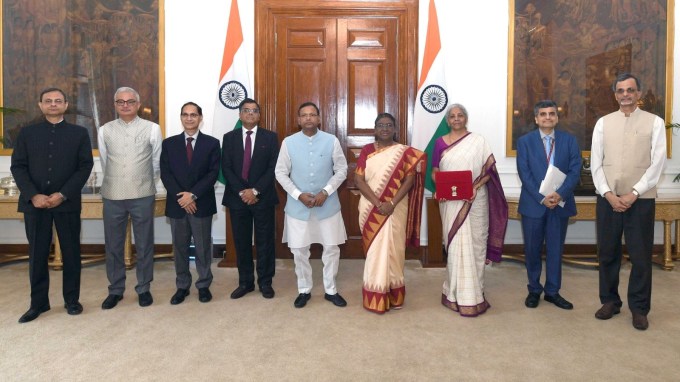 Budget 2024 Bihar- jharkhand Special : બજેટ 2024 રજૂ કરતાં નાણામંત્રી નિર્મલા સીતારમણ એ ઝારખંડ માટે ખાસ જાહેરાતો કરી છે. ઈન્ડિયા પોસ્ટ પેમેન્ટ બેંકની 100 થી વધુ શાખાઓ ઉત્તર-પૂર્વના રાજ્યોમાં સ્થાપિત કરવામાં આવશે. બિહાર, ઝારખંડ, પશ્ચિમ બંગાળ, ઓડિશા અને આંધ્ર પ્રદેશના સર્વાંગી વિકાસ માટે પૂર્વોદય યોજના તૈયાર કરવામાં આવશે. (Photo - @MIB_India)