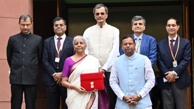 Budget 2024, Andhra Pradesh Special : દેશના સર્વાંગી વિકાસ માટે કેન્દ્ર સરકાર રાષ્ટ્રીય સહકાર નીતિ લાવશે. ગ્રામીણ વિકાસ માટે 2.66 લાખ કરોડ રૂપિયાની જોગવાઈ કરવામાં આવશે. આંધ્રપ્રદેશને 15,000 કરોડ રૂપિયાની આર્થિક સહાય આપવામાં આવશે.(Photo - @MIB_India)