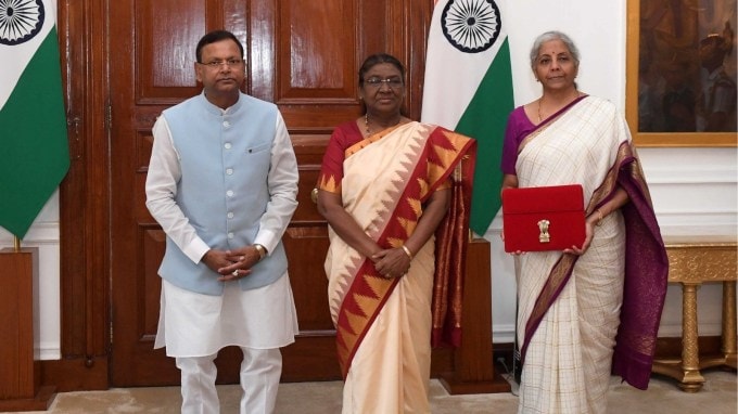 કેન્દ્ર સરકાર દર વર્ષે એક લાખ વિદ્યાર્થીઓને સીધા ઈ-વાઉચર આપશે, જેમાં લોનની રકમ પર ત્રણ ટકા વ્યાજ સબસિડી આપવામાં આવશે. કેન્દ્ર સરકાર રોજગાર સંબંધિત ત્રણ યોજનાઓ શરૂ કરશે. (Photo - @MIB_India)